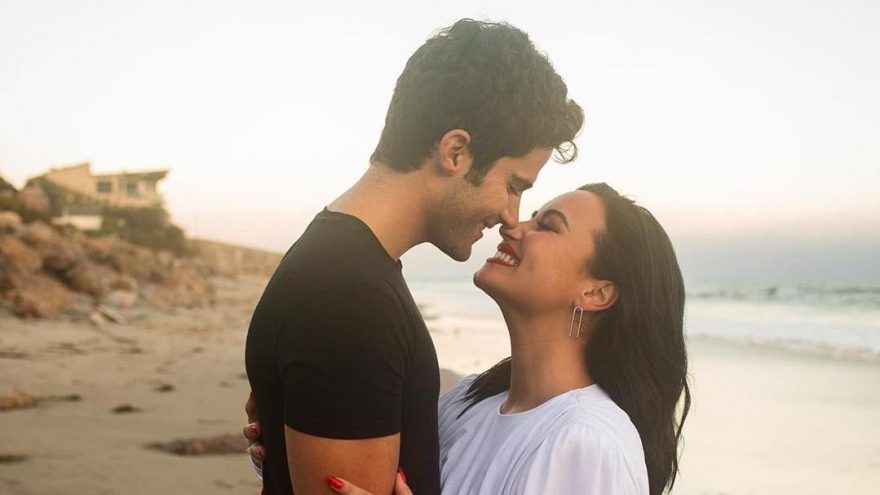 Demi Lovato, müzisyen Max Ehrich ile nişanlandı