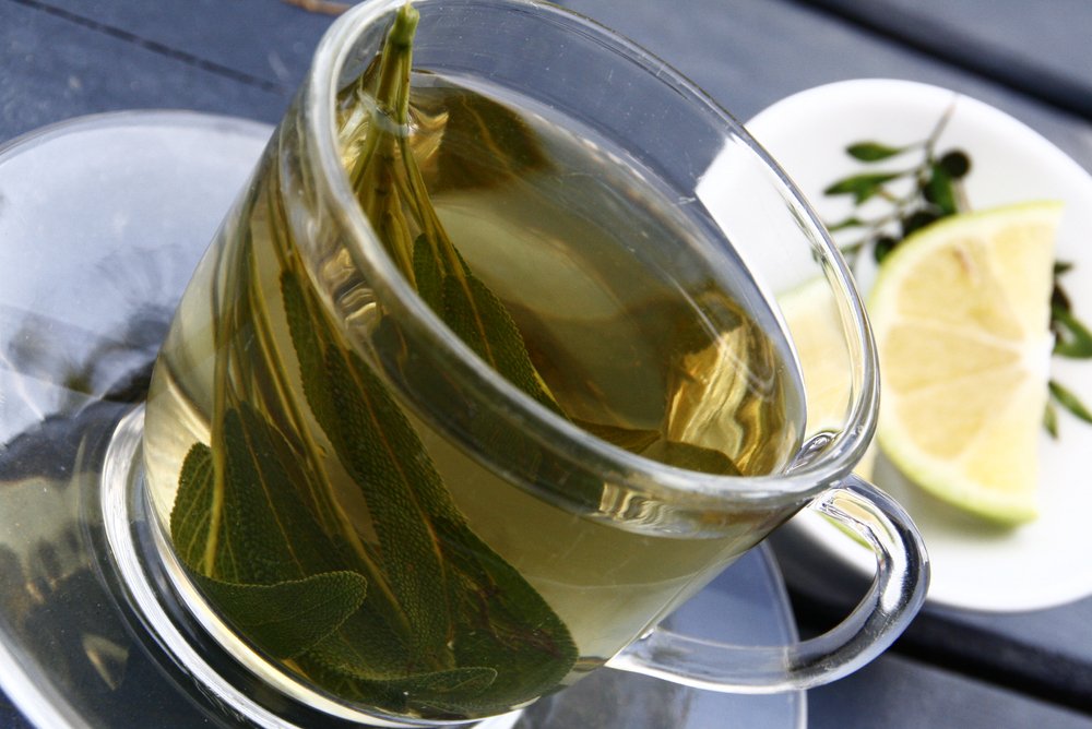 Ada çayı çayı olarak bilinen “Salvia Officinalis”; nane ile aynı aileden olan yapraklı, aromatik bir bitkidir. Baharat olarak yaygın olarak kullanılan ada çayı, tamamlayıcı ve geleneksel tıpta uzun bir kullanım geçmişine sahiptir. Özellikle çayı, sağlık yararları ile doludur. Uzman Diyetisyen Sinem Usuk, ada çayı ile alakalı merak edilenleri açıkladı.