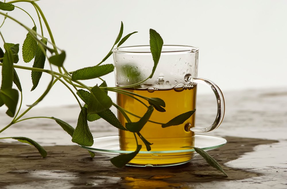 Ada çayı, rosmarinik asit başta olmak üzere içerdiği “camfor” ve “carnosol” gibi bileşenler sayesinde, antioksidan ve antiinflamatuvar etkilere sahiptir. Bu sayede kronik inflamasyonun yani yangının, neden olduğu hastalıklara karşı bizi korur. Ayrıca ada çayının içerdiği “rosmarinik asit”in, kan şekeri kontrolü açısından olumlu etkileri olduğu bulunmuştur. Bu sayede tip 2 diyabetin tedavisinde, destek olarak kullanılabileceği düşünülmektedir. İçerdiği K vitamini sayesinde ada çayının kemik sağlığı, kan dolaşımı ve kan pıhtılaşması üzerinde olumlu etkileri vardır.