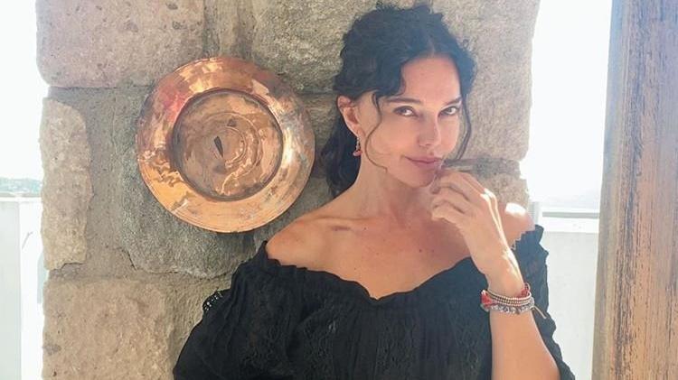 Hande Ataizi, cankurtaranlığa soyundu