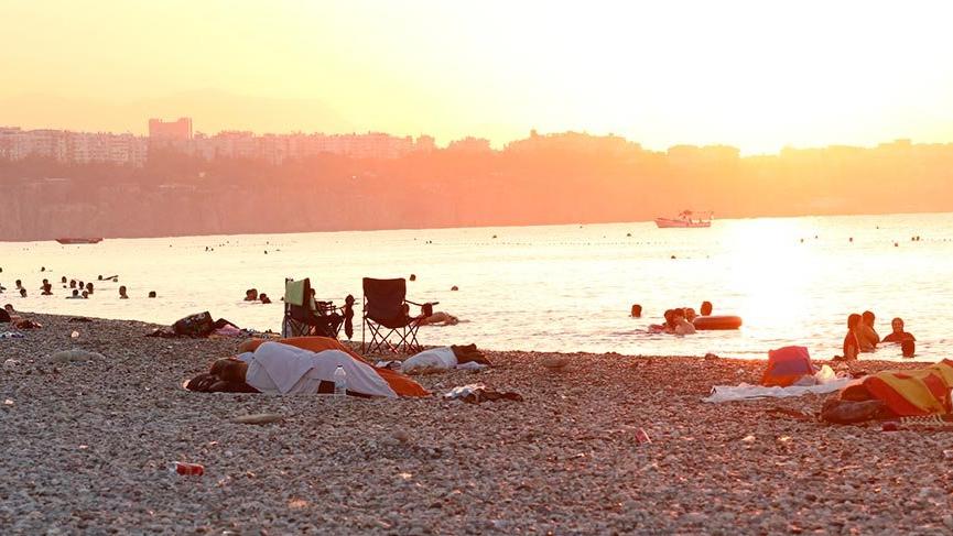Sıcaktan bunalan Antalyalılar Konyaaltı Sahili’nde sabahlıyor