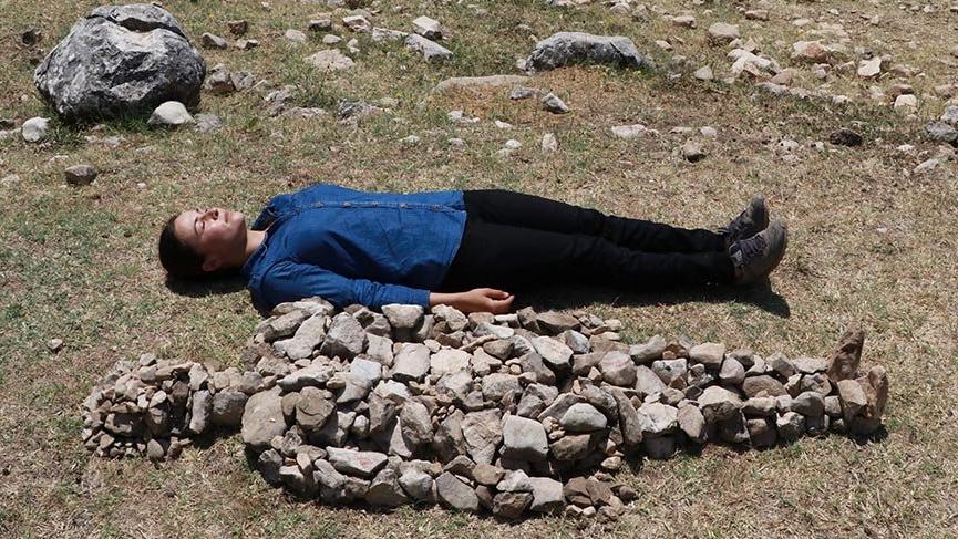 Öldürülen kadınlar için taştan heykel yaptı
