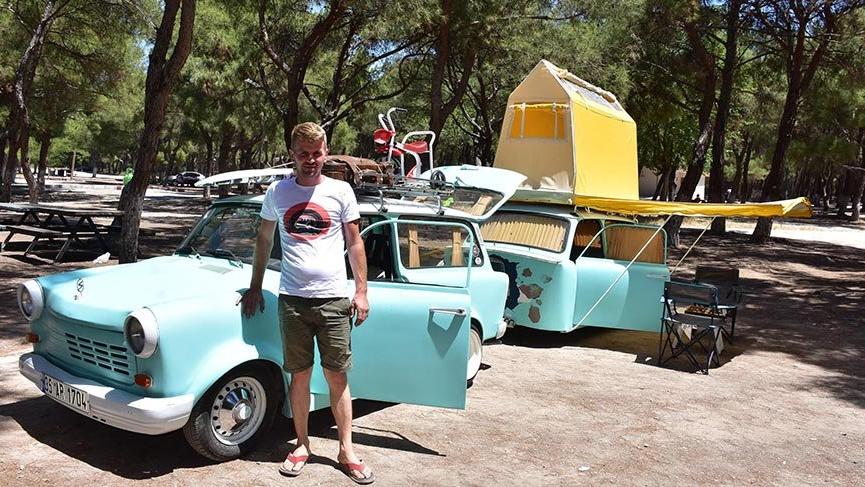 Klasik otomobilinden çekme karavan yaptı