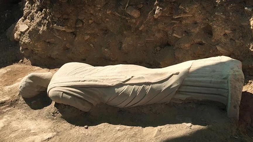 Perge’de, 1700 yıllık kadın heykeli bulundu