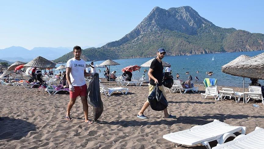 Adrasan’da işletmelerin gönüllü temizlik ordusu