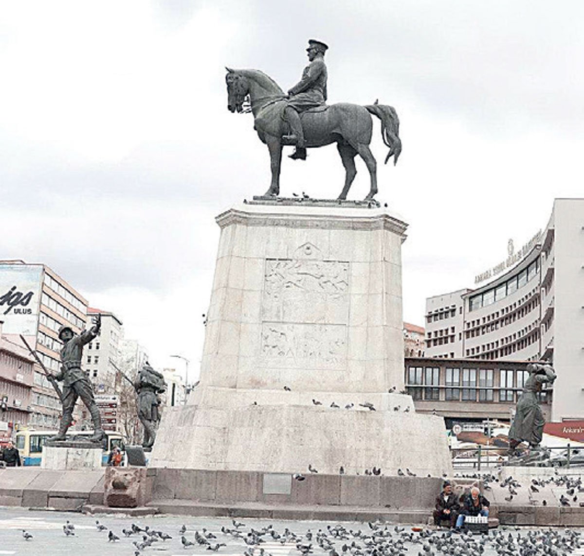 Deniz Zeyrek: Krippel imzalÄ± kayÄ±p AtatÃ¼rk heykeli bulundu