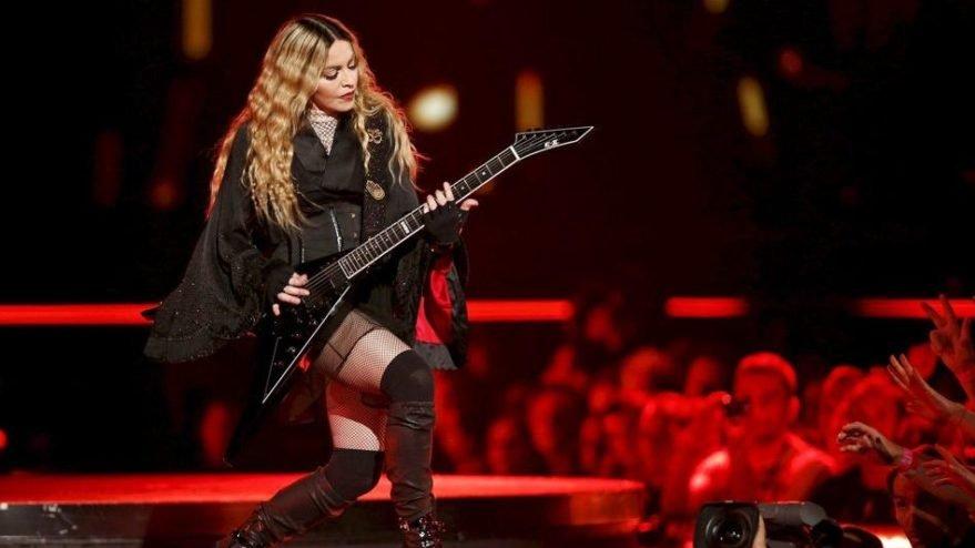 Instagram Madonna’yı ‘yanlış bilgi yaymak’tan dolayı uyardı