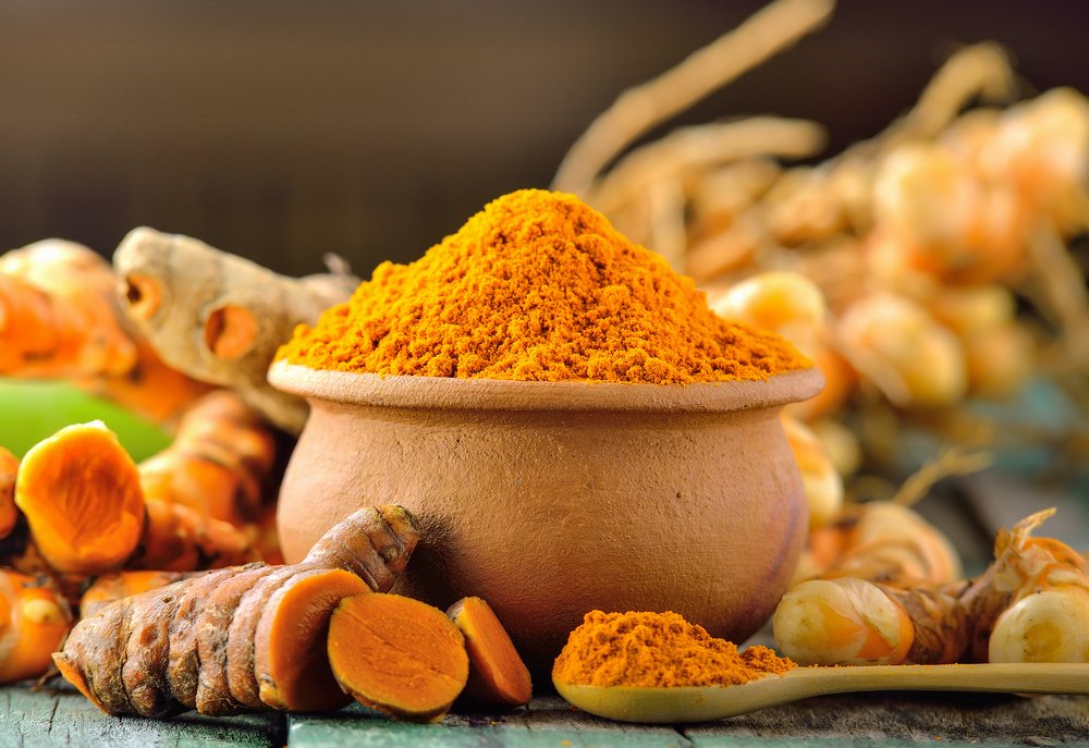 İçinde piperin olan zerdeçal tercih edilmeli Zerdeçal kullanırken dikkat edilmesi gereken en önemli noktanın karabiberin de ön maddesi olan piperinli olanının tercih edilmesi olduğunu ifade eden Beslenme ve Diyet Uzmanı Melis Bengisu Demirci, “ Çünkü, piperin zerdeçalın emilimini 100 kat artırmaktadır. Bir diğer önemli husus ise pişirme tekniğidir. Zerdeçal ve karabiber baharat olarak kullanılırken curcuminin aktif hale dönüşmesi için harlı ateşte pişirilmelidir.