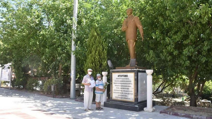 Atatürk anıtına çiçek koymak suç sayıldı!