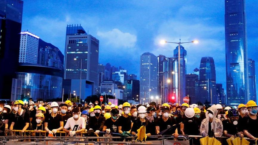 Hong Kong’da seçimler bir yıl ertelendi!