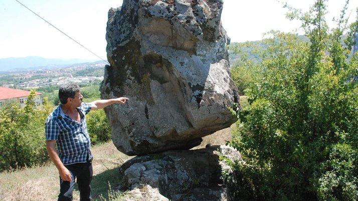 Dik duran kaya şaşırtıyor