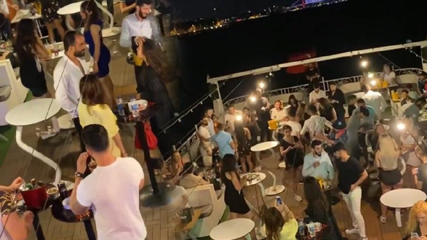 Gece kulüplerine çevrilen teknelerdeki partiye katılanlar salgını unuttu