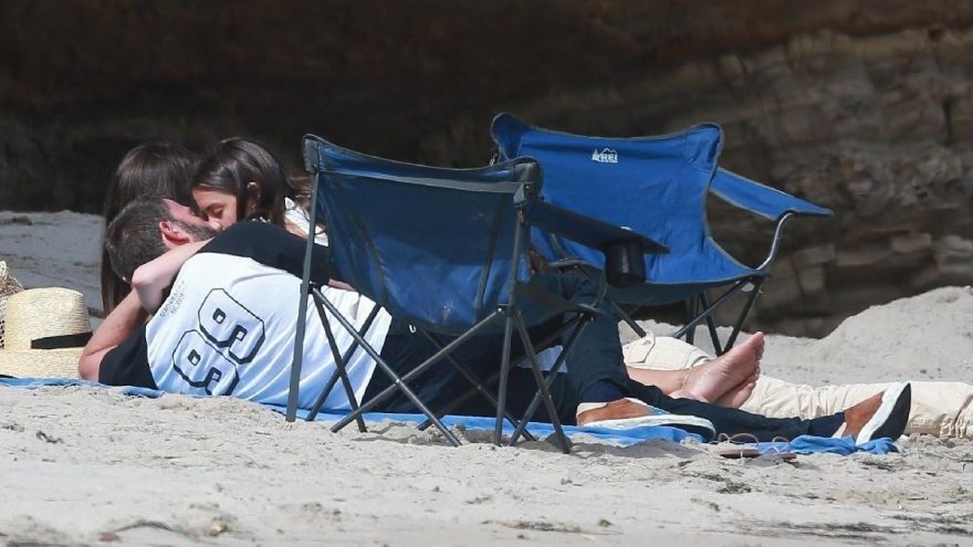 Ben Affleck ve Ana de Armas aşk sarhoşu! Bir an ayrı kalamadılar