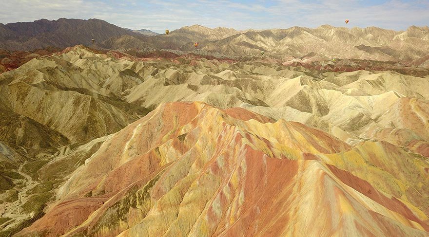 Çin'in kuzeybatısındaki Gansu eyaleti sınırları içinde bulunan Zhangye Danxia Jeolojik Parkı, UNESCO Yönetim Kurulu tarafından Küresel Jeoloji Parkı statüsüne alındı.