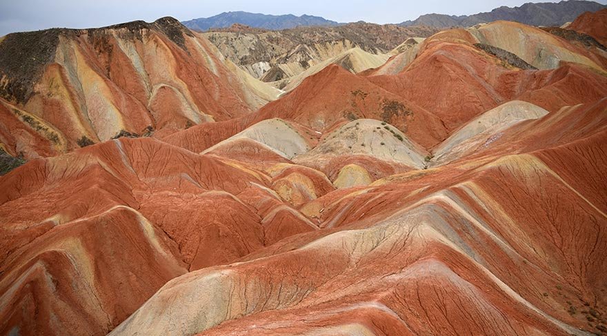 Tortulaşmış mineral birikintilerinin milyonlarca yıldır katmanlaşması ile oluşan rengarenk tepecikler, 'Gökkuşağı Dağları' olarak da isimlendiriliyor.