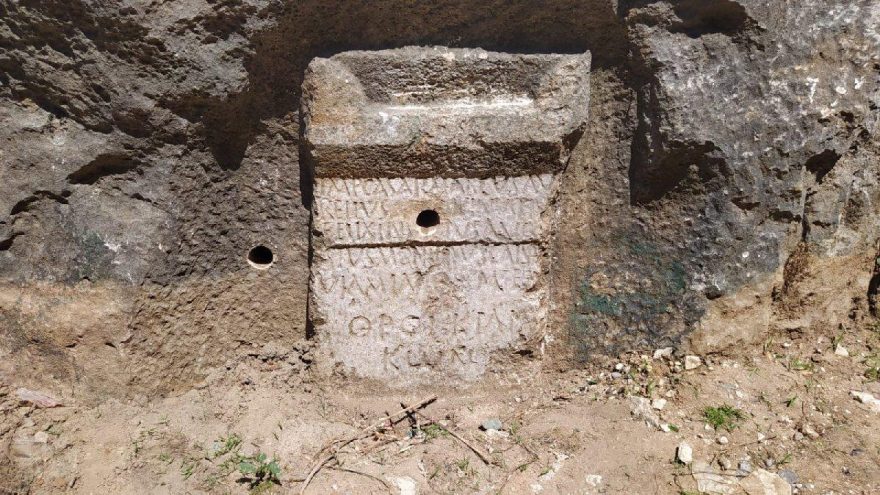 Defineciler, 1800 yıllık yazıtı deldi