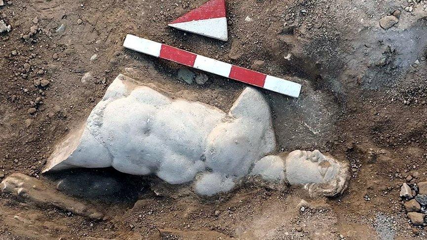 İzmir’in antik kentinde yüzlerce yıllık kabartma bulundu