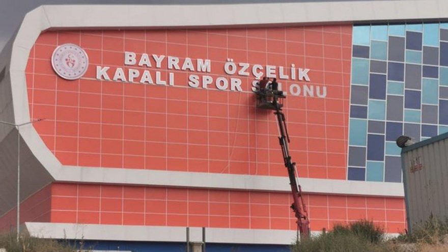 Spor salonuna AKP’li vekilin adını verdiler, tepki gelince de söktüler