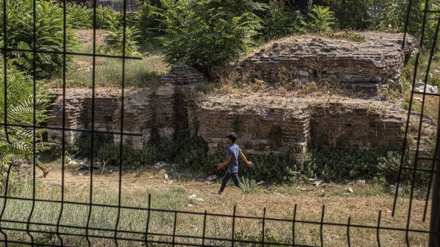 İstanbul’un orta yerindeki tarihi kilise kalıntılarının içler acısı hali