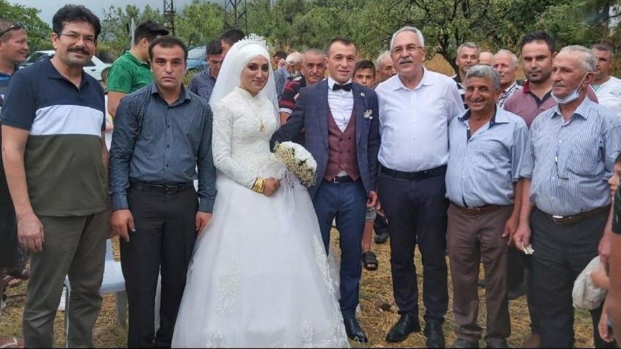 AKP’li vekil, düğünde ne maske taktı ne de sosyal mesafeye uydu