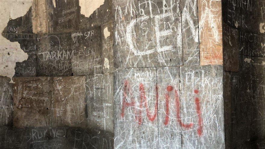 Ani’de tarihi yapıtların duvarları aşk ilan alanı oldu