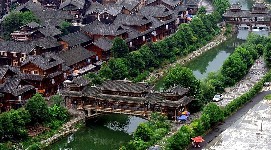 Guizhou eyaletine bağlı Qiandongnan Miao ve Dong Özerk ilinin merkez kenti olan Kaili'de 1 milyonluk nüfusun yüzde 75'ini Miao azınlığı oluşturuyor.