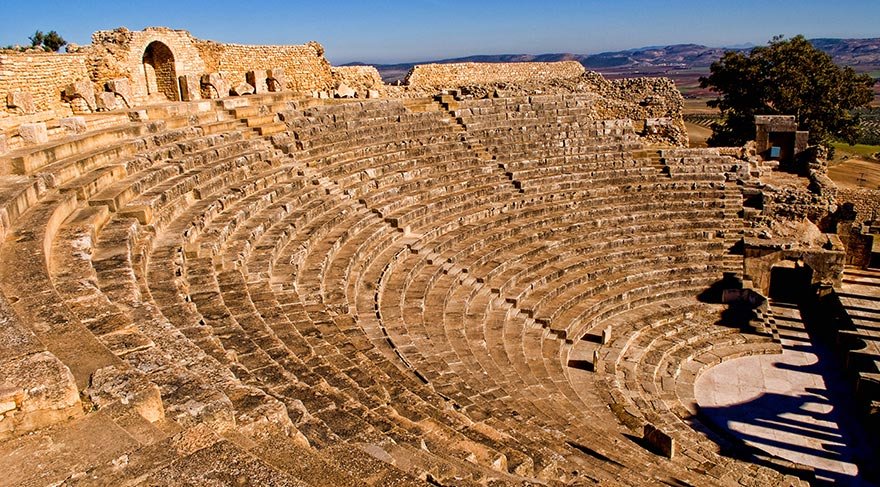571 m yükseklikte bir tepenin zirvesine tüneyen antik kentteki en önemli Roma öncesi kalıntı ise MÖ 2. yüzyılda bir Numidya prensinin onuruna yapılmış anıt mezar.