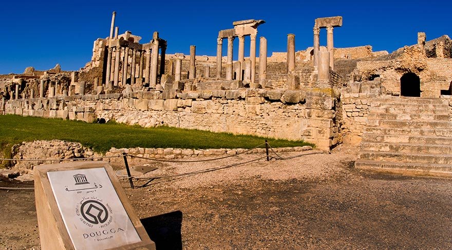 Bu yapı Mısır'daki piramit mezarlarla Helenistik dönem Yunan tapınaklarının bir karışımı görünümünde ve Afrika'da çok rastlanan kule biçimindeki küçük piramitli Roma mezarlarının ilk örneği olarak gösteriliyor.