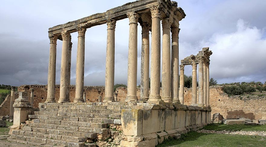 Roma vatandaşlık haklarından bir ölçüde yararlanan bir municipium (belediye) haline getiren Roma İmparatoru Septimius Severus'un (193-211) onuruna yapılan tak da, Thugga'nın en önemli Roma yapılarından biri.