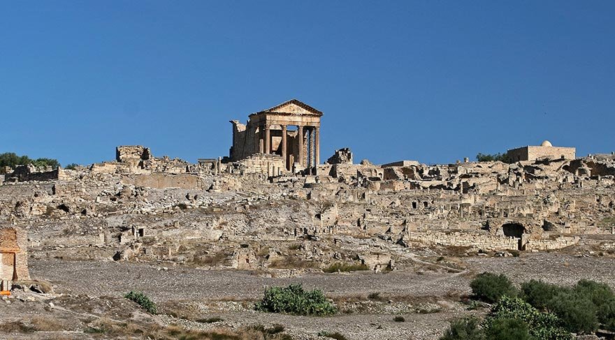Roma döneminde küçük bir taşra kasabasında günlük yaşamın nasıl olduğunu detaylı bir şekilde görebileceğiniz Thugga, Tunus ziyaretinizde mutlaka görmeniz gereken yerler arasında olmayı fazlasıyla hak ediyor.