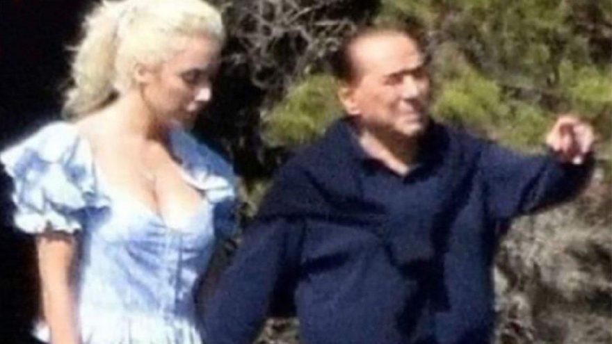 Berlusconi 53 yaş küçük sevgilisiyle el ele görüntülendi