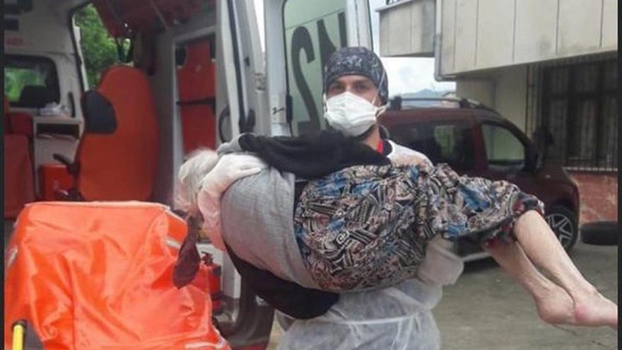 Sağlık çalışanı, evinde karantinaya alınacak yaşlı kadını kucağında taşıdı