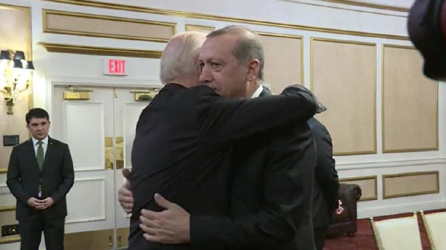 Biden dört yıl önce Erdoğan'a böyle sarılmış - Son dakika ...