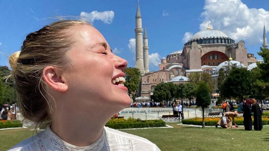 Amber Heard’ün İstanbul turu sürüyor! Ayasofya önünden paylaştı
