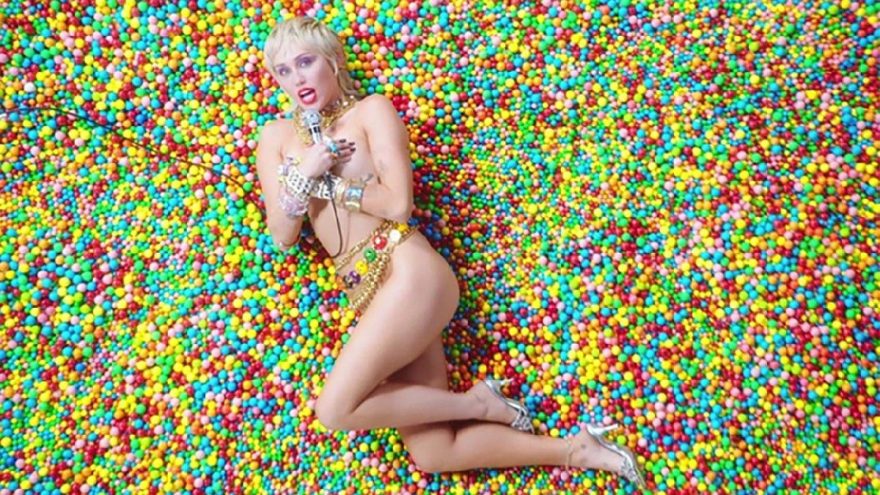 Miley Cyrus’tan bomba itiraf: İlk kez birlikte olduğum kişi…