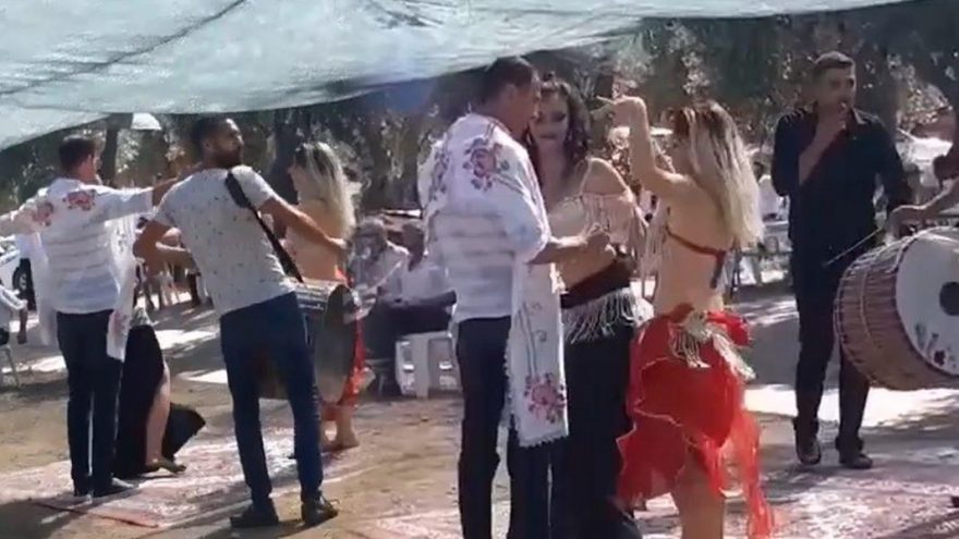 Ne maske ne mesafe; dansözlü düğünde oynayan vatandaşlar hayrete düşürdü