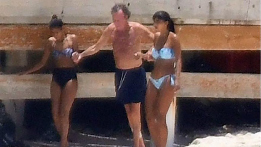 Julio Iglesias’tan hayranlarını üzen görüntü! İki kadının yardımıyla yürüdü