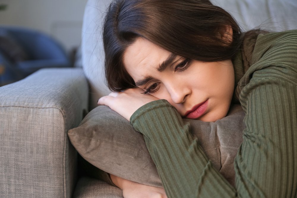 Kadın ve erkekler arasındaki önemli bir ayrım da depresyonun tedavi edilmemesi durumunda ortaya çıkan intihar durumudur. Kadınlar intihar girişiminde bulunma oranlarıyla fazlalaşırken; intiharın ölümle sonuçlanması oranında erkekler kadınlardan 4 kat daha fazladır. Erkeklerde kendilerine zarar verme oranı daha yüksektir ancak tedaviye başvurmaları ve tanı koyulması aşaması erkekler için daha zordur