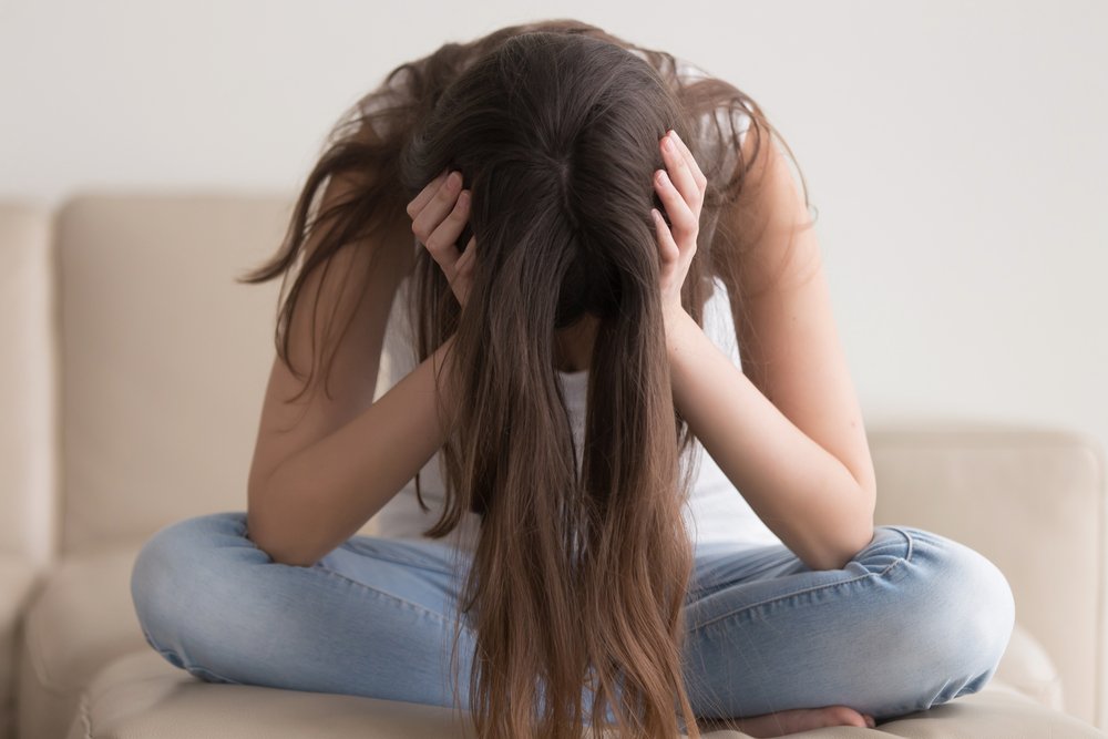 Bunların dışındaki faktörler ise erkeklerden biraz farklı olarak duygusal örselenme durumlarıdır. Ayrılık, kayıp, işten çıkarılma, uzun süreli strese maruz kalma, cinsel ve fiziksel istismar, kilo sorunları ve maddi yetersizlikleri sıralayabiliriz.