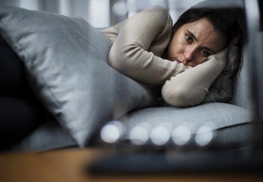 Kadınların depresyon belirtileri de erkeklerden farklılık göstermektedir. Kendisini suçlamak, mutsuz ve değersiz hissetmek, kaygı ve korku artışı, sınır koymada sorunlar, çatışmadan kaçınmak, moralsizlik, arkadaşlarla konuşmak, aşık olmak, iştah ve uyku sorunları kadınların depresyon belirtileridir. Kadınlar depresyon durumunda desteğe daha fazla başvurmakta; bu durum kadınların kişilik özelliklerinin de göstergesidir.