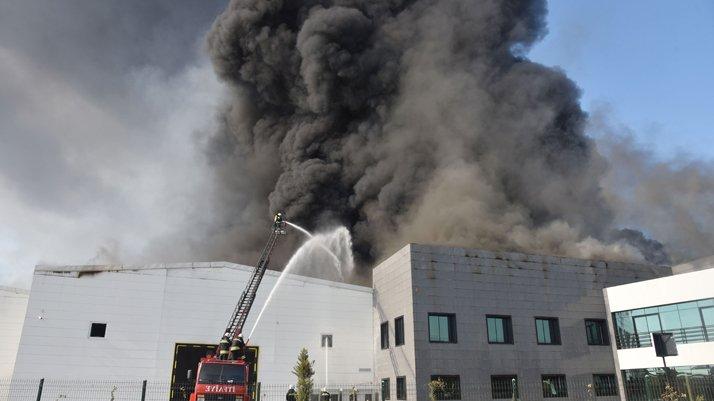 Antalya'da korkutan fabrika yangını