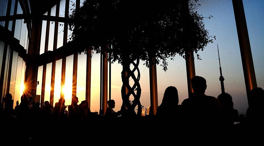 127 katlı gökdelen, dönyanın en yüksekteki kitapçı dükkanını da içinde barındırıyor.