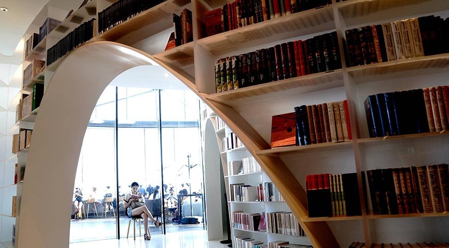 Kulenin 52. katındaki Duoyun Kitabevi, zengin kitap çeşitlerinin yanı sıra, eşsiz manzarasından kenti kuş bakışı seyretmek isteyenlerin de uğrak noktası.