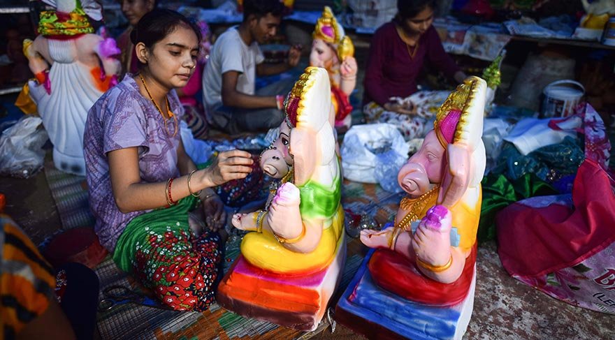 Hindistan, Hinduizm'in tanrılarından fil başlı Ganesh adına asırlardır düzenlenen Ganesh Chaturth festivaline hazırlanıyor.