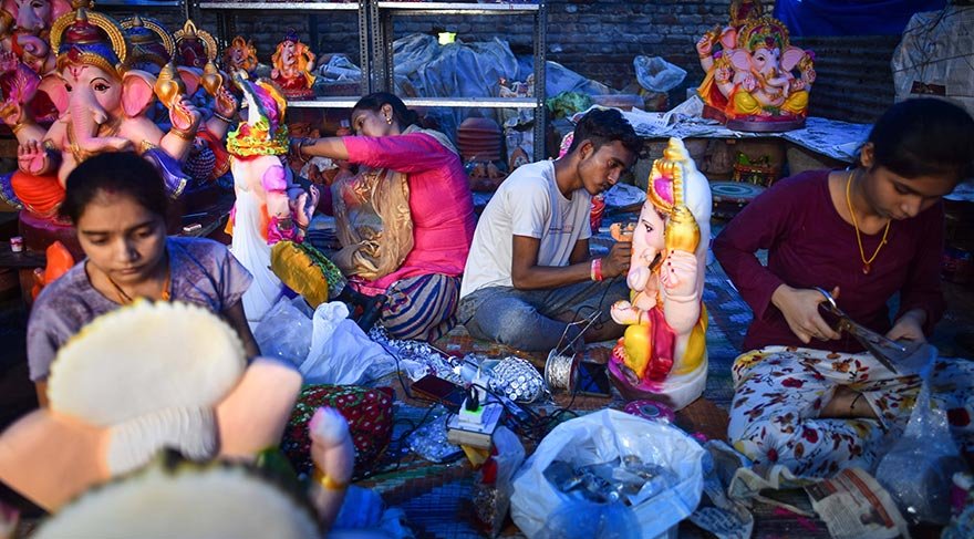 Ülkedeki heykel üreticileri, bu dönemde büyük talep gören Tanrı Ganesh heykellerini yapmak için aralıksız mesailerini sürdürüyor.