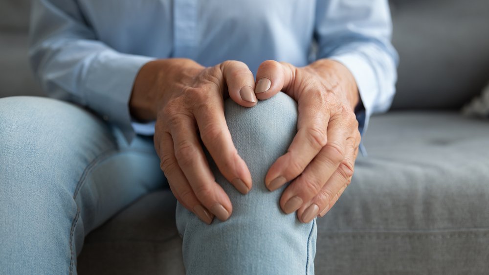 İleri yaşlarda ortaya çıkan osteoporoz ve hipertansiyon gibi hastalıkların önlenmesinde az tuzlu ve D vitamini ile zenginleştirilmiş peynir tüketiminin faydalı olduğu belirtiliyor. Uzmanlar; en büyük kaynağı güneş ışınları olan D vitamininin vücuttaki eksikliğinin, özellikle menopoz sonrası kadınlar başta olmak üzere ileri yaşlardaki bireylerde görülen ve kemik erimesi olarak bilinen osteoporoz hastalığı için başlıca risk faktörü olduğuna dikkat çekiyor.