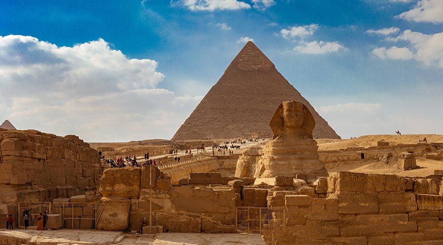 Mısır'da bir diğer ismi ise Hu olan Büyük Gize Sfenksi'nin, aynı zamanda Tanrı Horus'un temsilcisi olduğuna da inanılıyor.