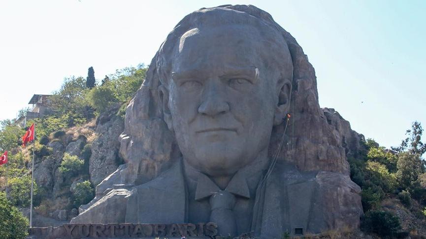 Türkiye’nin en büyük Atatürk maskının bakımı, profesyonel dağcılara emanet