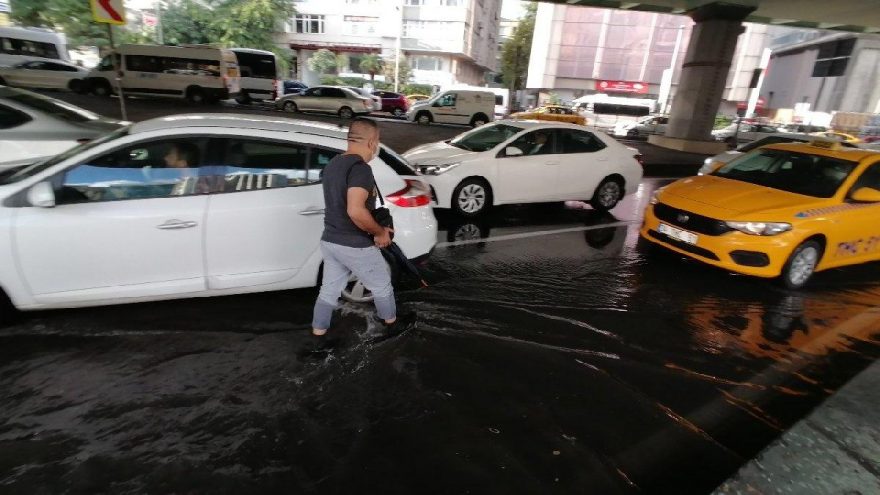 İstanbul Mecidiyeköy’de yol su altında kaldı, araçlar mahsur kaldı