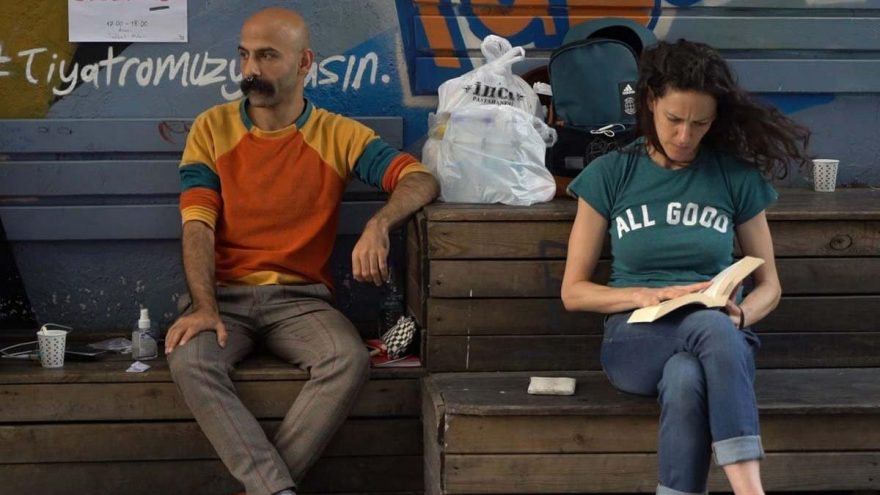 Ödüllü oyuncu önce garson oldu, şimdi de susma eylemi başlattı